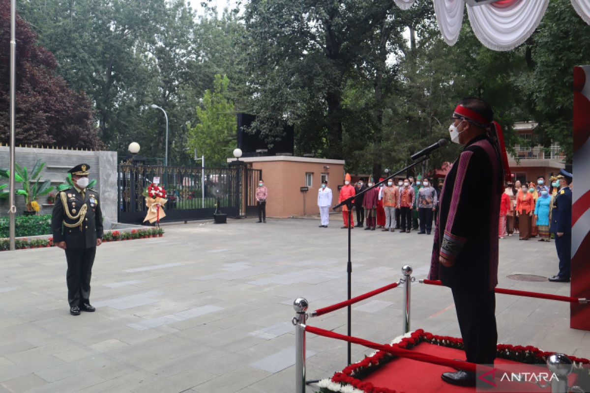 Dubes berpakaian adat Tanimbar pimpin upacara HUT RI di Beijing