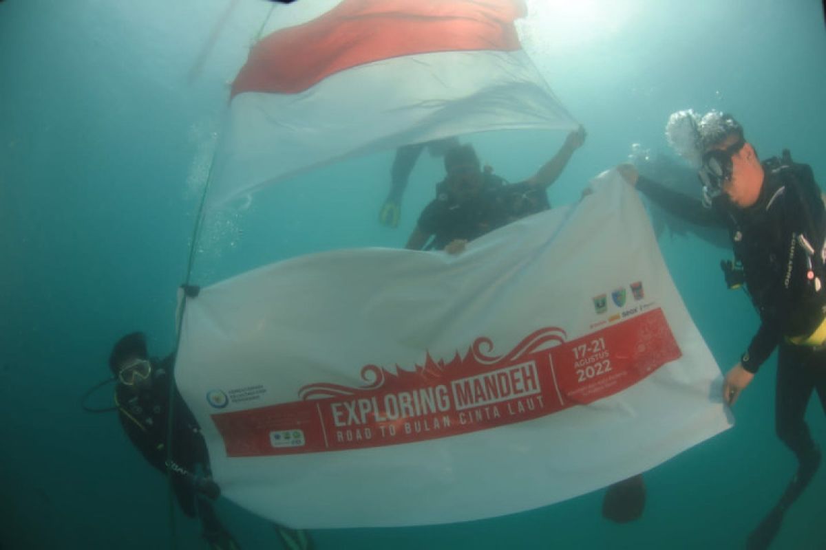KKP kibarkan bendera merah putih di bawah laut Mandeh Sumatera Barat