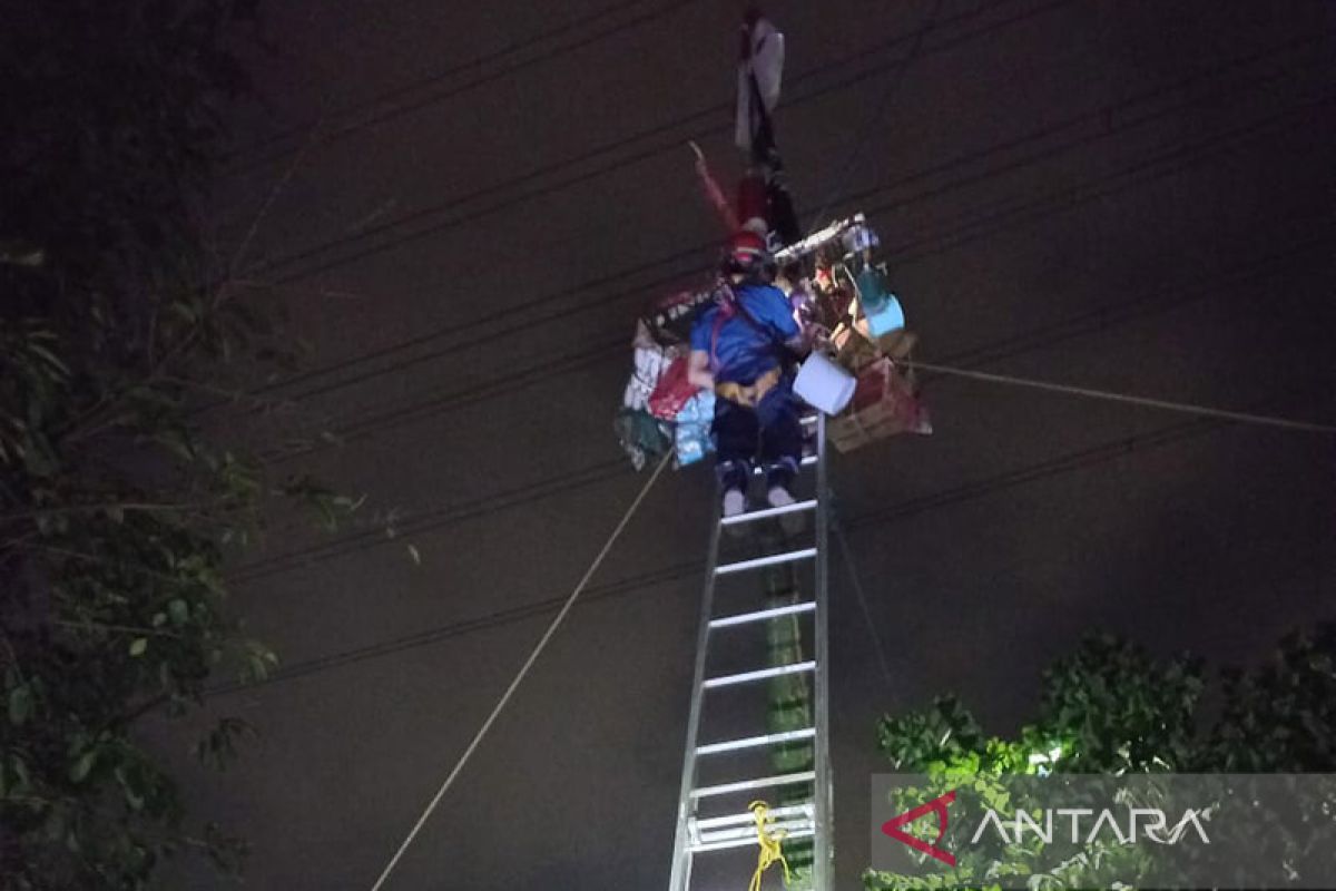 Gulkarmat Jaktim bantu warga pasang hadiah di pohon pinang yang jatuh