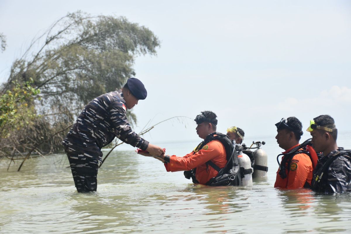 Lanal Dumai sukses kibarkan Merah Putih di titik 74 bawah laut Beting Aceh Rupat