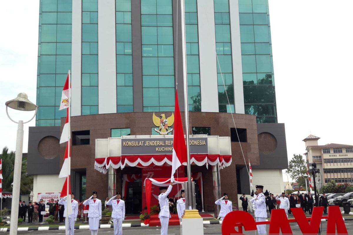 10 putra-putri Indonesia kibarkan Merah Putih di Kuching