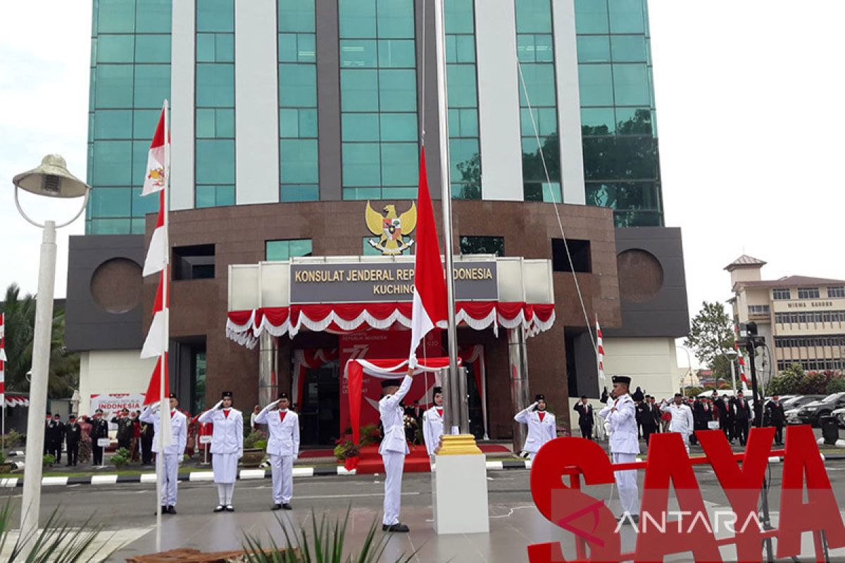 Merah Putih berkibar di Kuching Malaysia