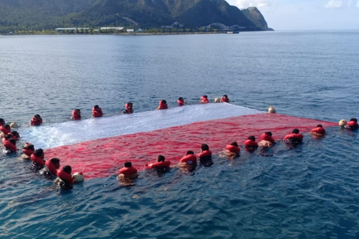 Lanal Ranai kibarkan Bendera Merah Putih di bawah laut Natuna