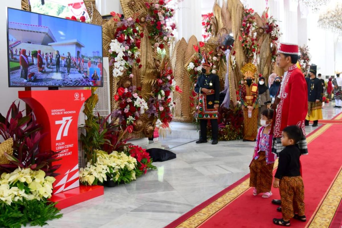 Kemerdekaan RI - Presiden Jokowi ajak cucu saksikan kirab budaya saat HUT RI di Istana