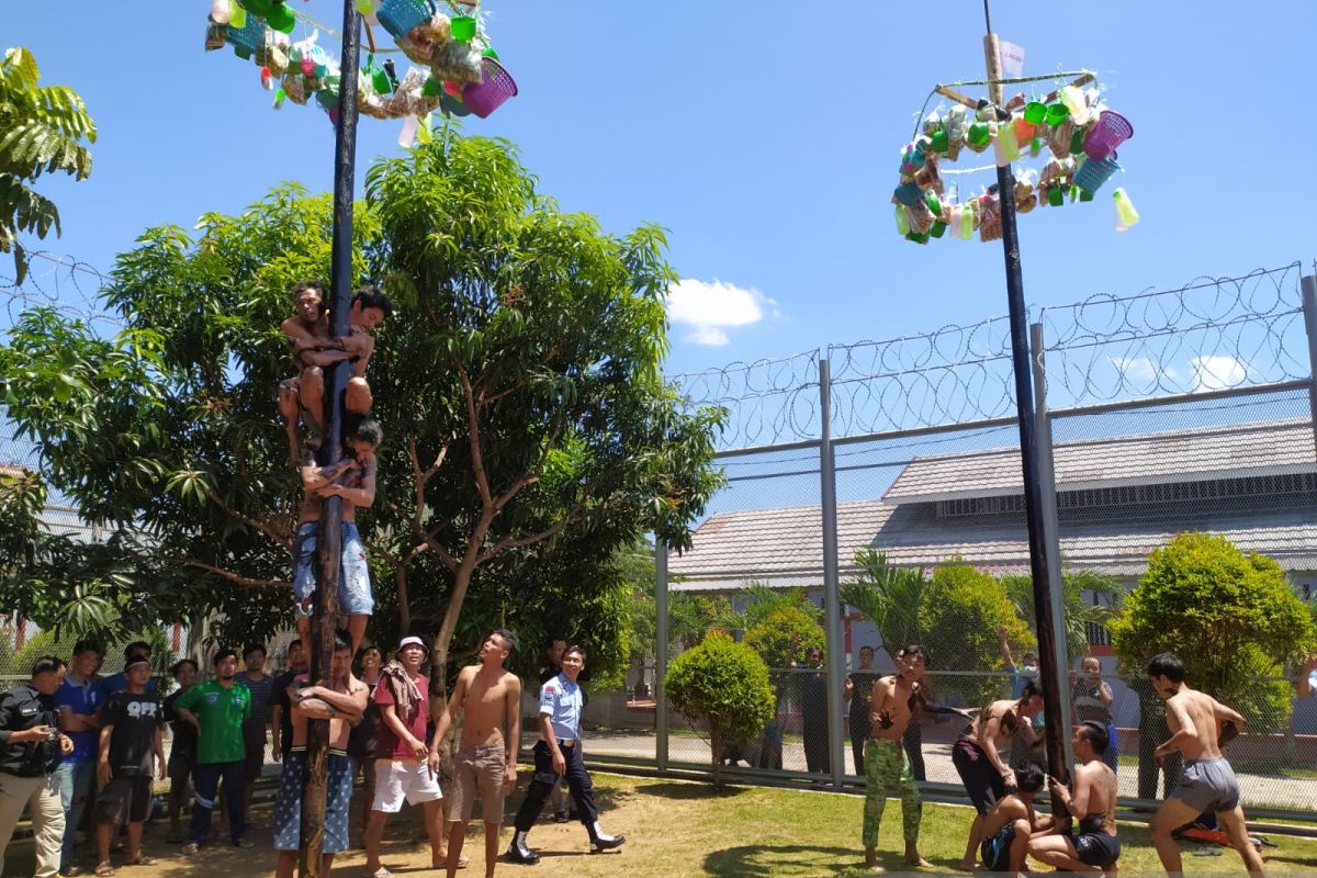 Ratusan narapidana di Bengkulu antusias ikuti lomba panjat pinang