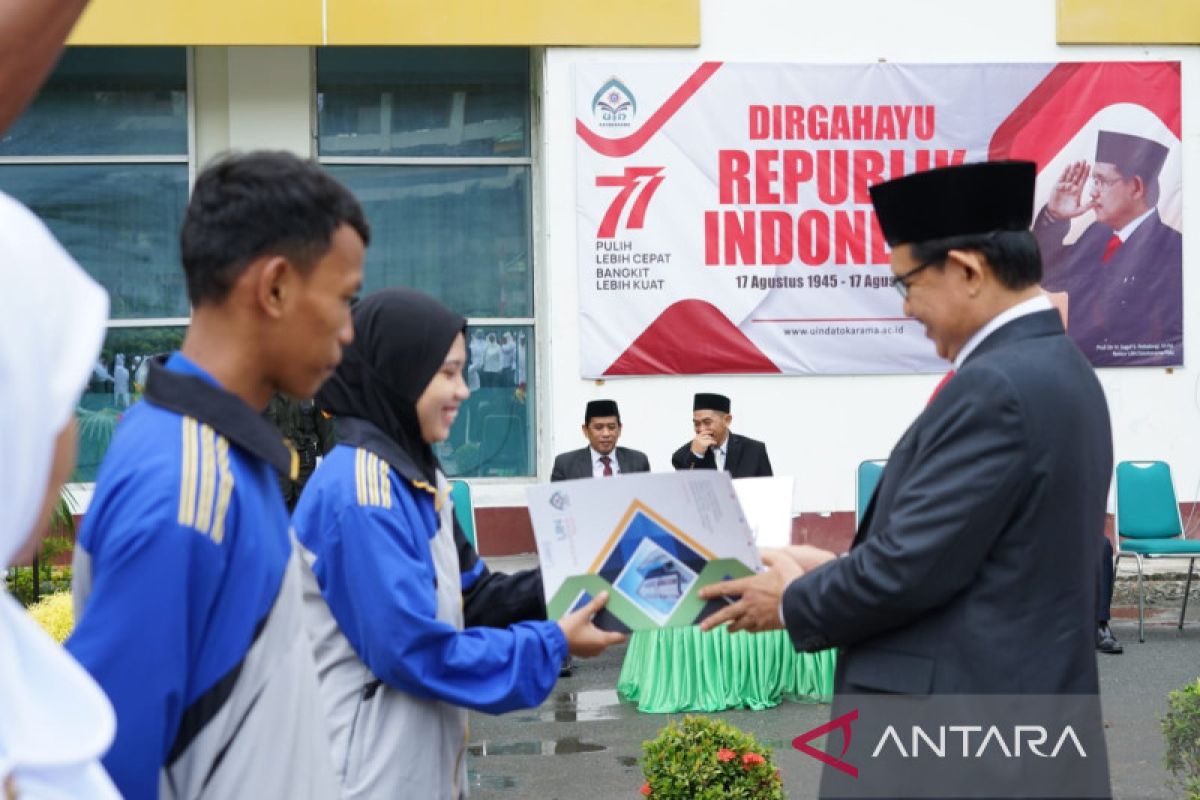 UIN Palu bantu biaya pendidikan untuk enam mahasiswa berprestasi