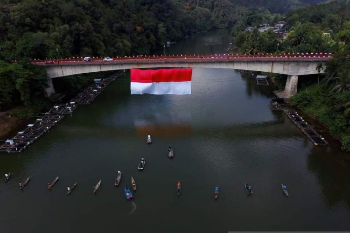 Merah Putih sepanjang 19x45 meter membentang di jembatan Rantau Berangin Kampar
