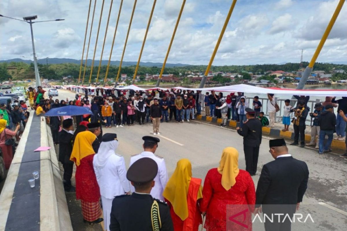 Merah Putih 770 meter dikibarkan di Jembatan Teluk Kota Kendari