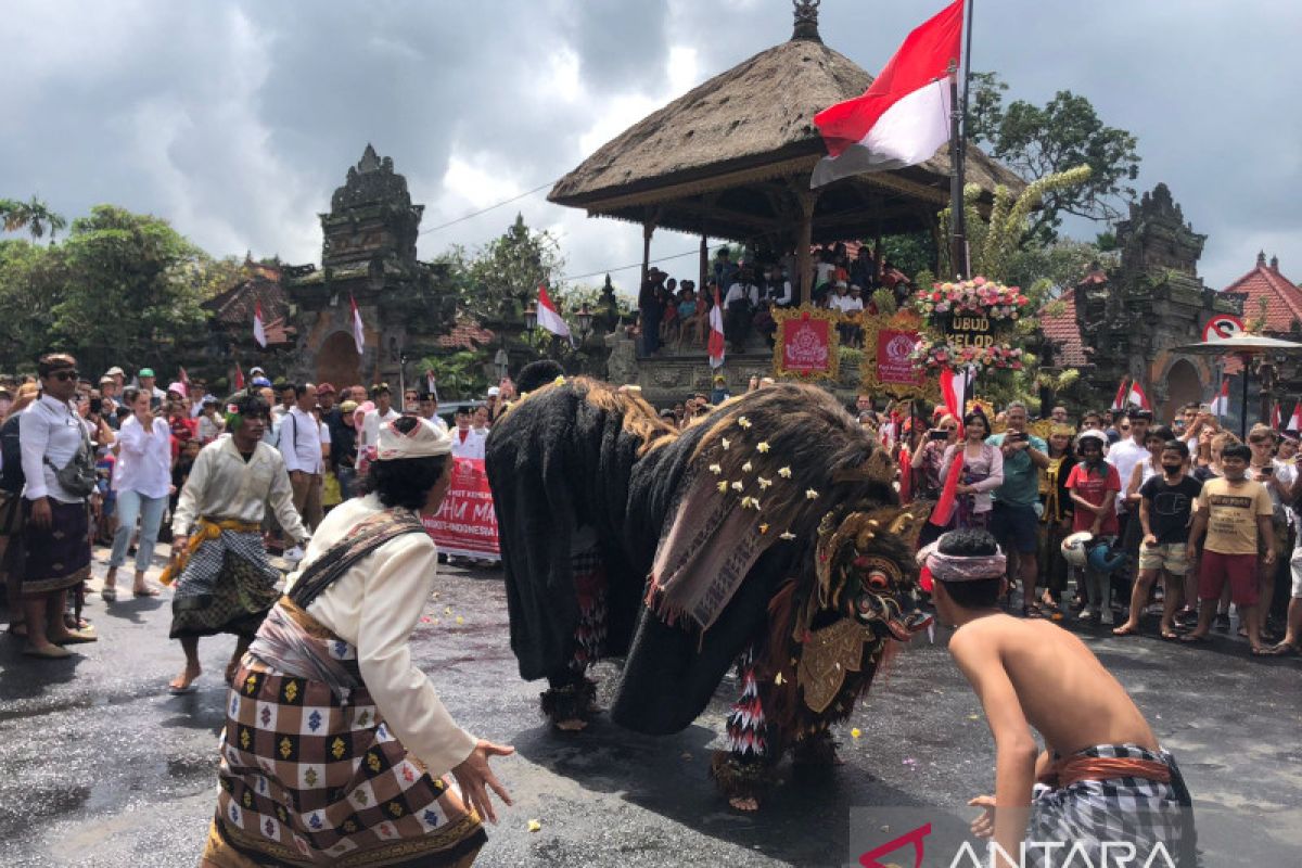 Ratusan warga Ubud-Bali ikuti parade seni HUT RI