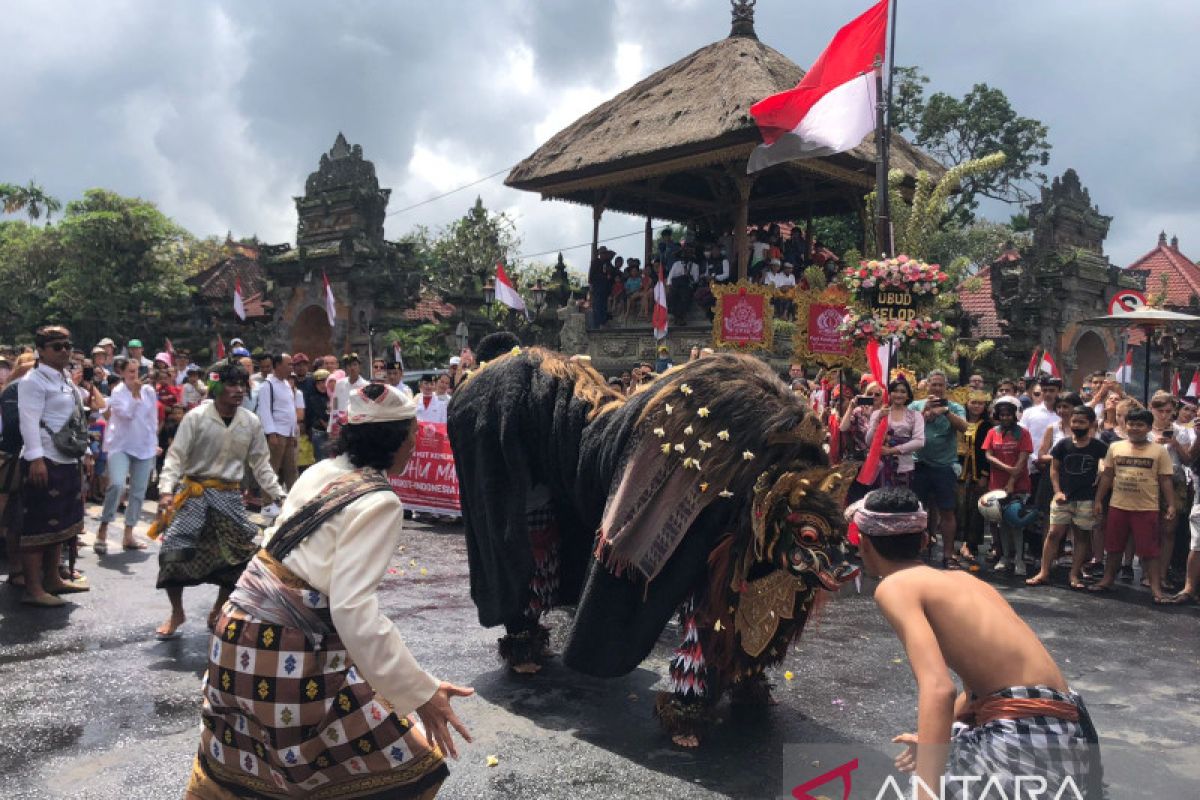 Ratusan warga Ubud Bali ikuti parade seni peringati HUT RI