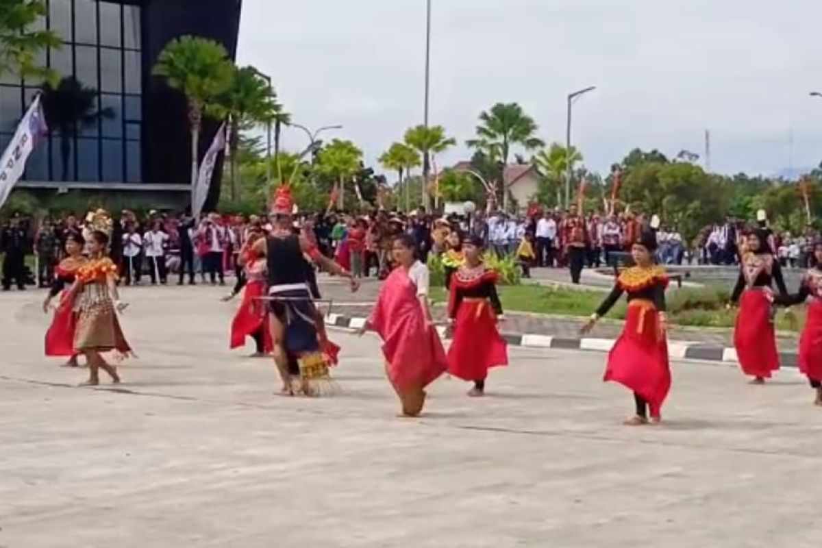 Tarian multietnis HUT RI di batas RI-Malaysia wujud kebhinnekaan