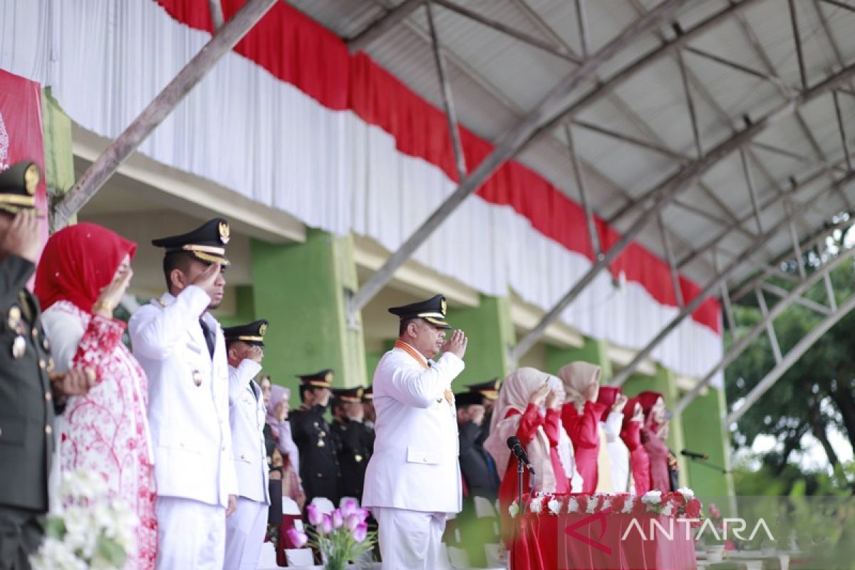 Wako pimpin upacara bendera HUT RI yang ke-77 di lapangan merdeka Kota Solok