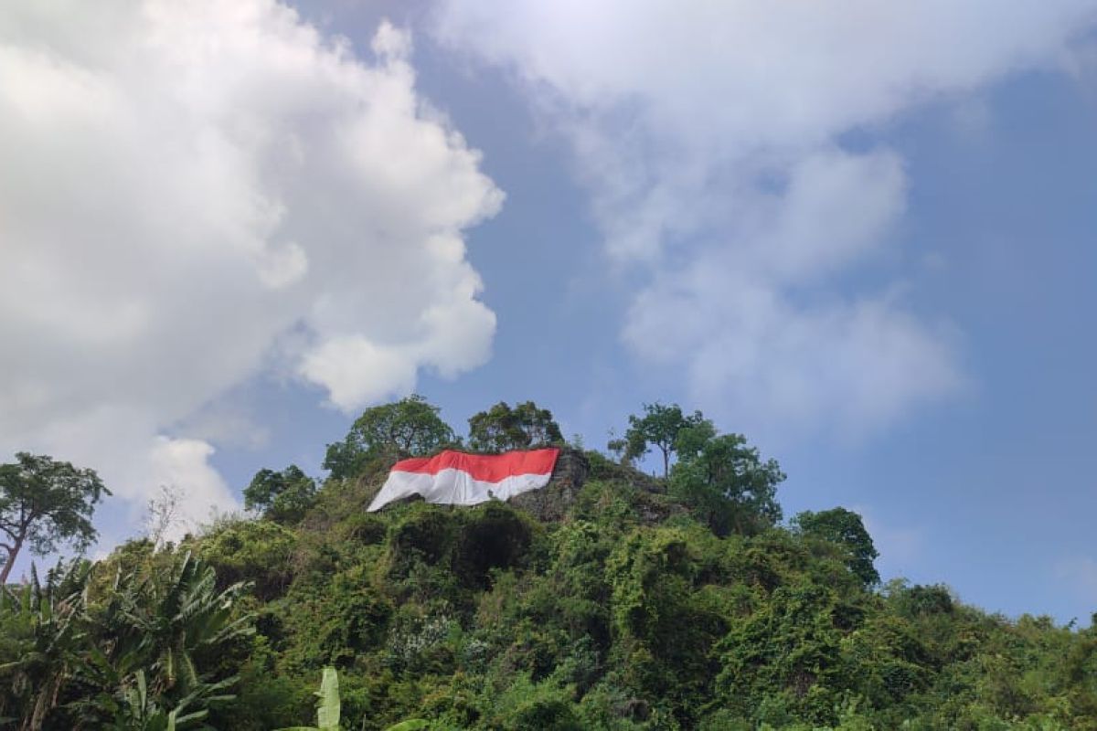 Relawan Lampung kibarkan Merah Putih di Tebing Spagoh peringati HUT RI