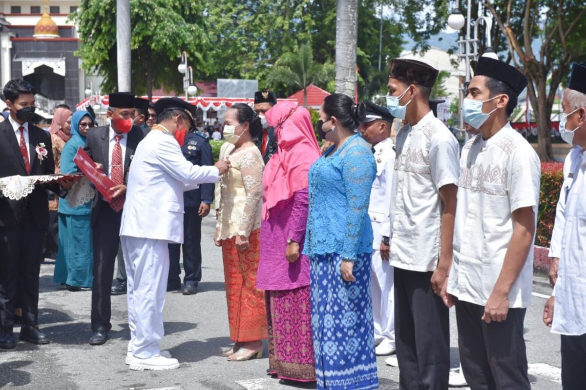 Gubernur Sulteng  beri penghargaan kecamatan berprestasi pada HUT RI