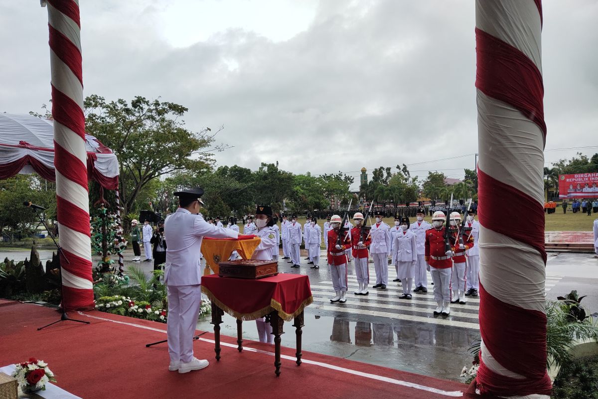 Hujan "warnai" upacara peringatan HUT ke-77 RI di Palangka Raya