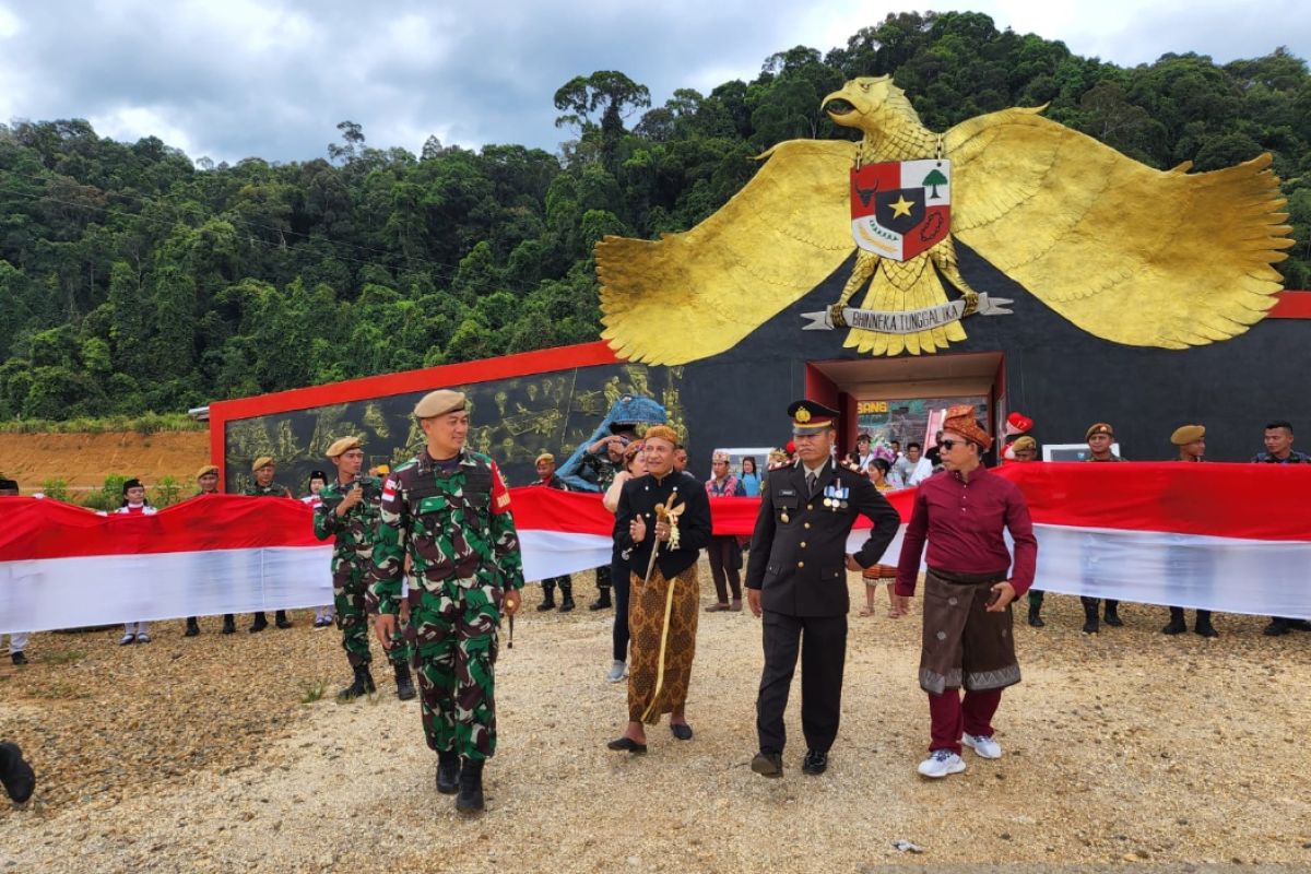 HUT RI - Warga perbatasan bentangkan Merah Putih di Bukit Semugang