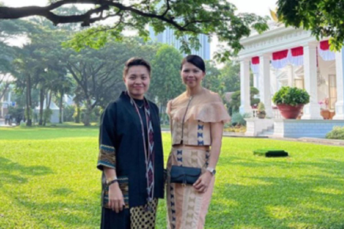 Peraih emas Olimpiade, Greysia-Apriyani kenakan pakaian bertema Sulawesi Tenggara saat upacara HUT RI