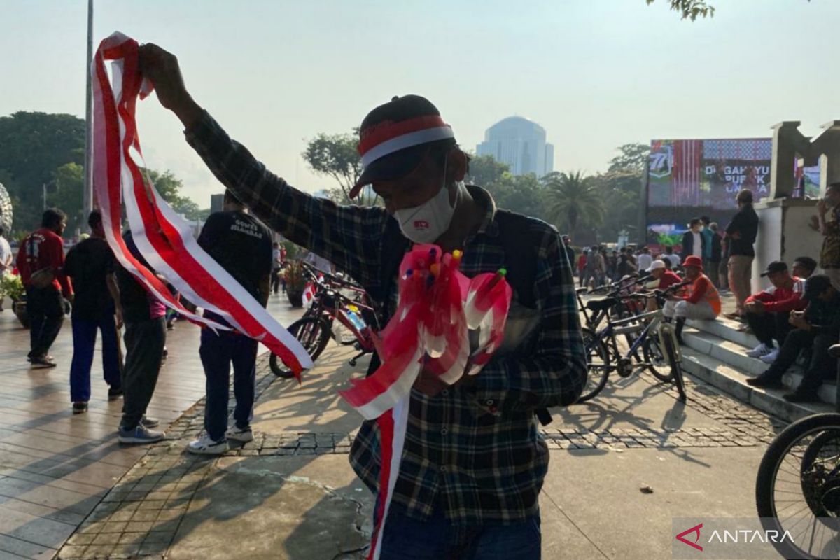 Pedagang bendera kecil laris manis di kawasan Monas