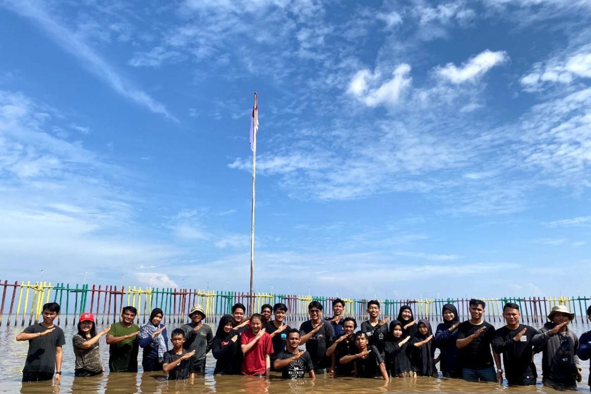 Pengelola Wisata Sungai Kupah gelar upacara di muara berlumpur