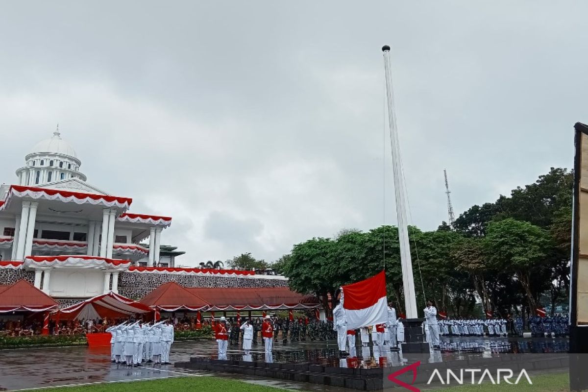 Hujan tak menghambat pelaksanaan upacara HUT ke-77 RI di Sulawesi Tenggara