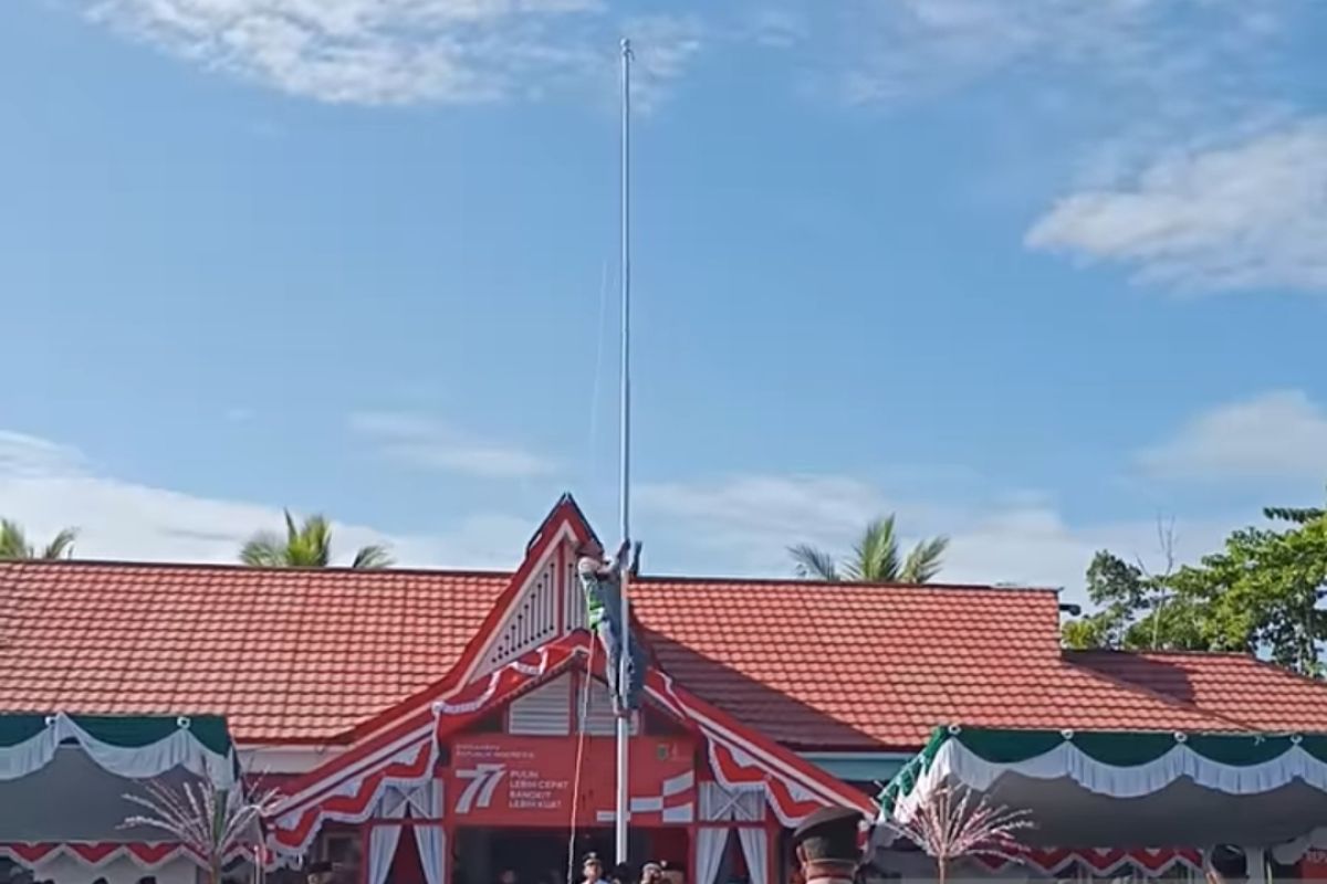 Bupati Sambas salut aksi heroik Rajili panjat tiang bendera