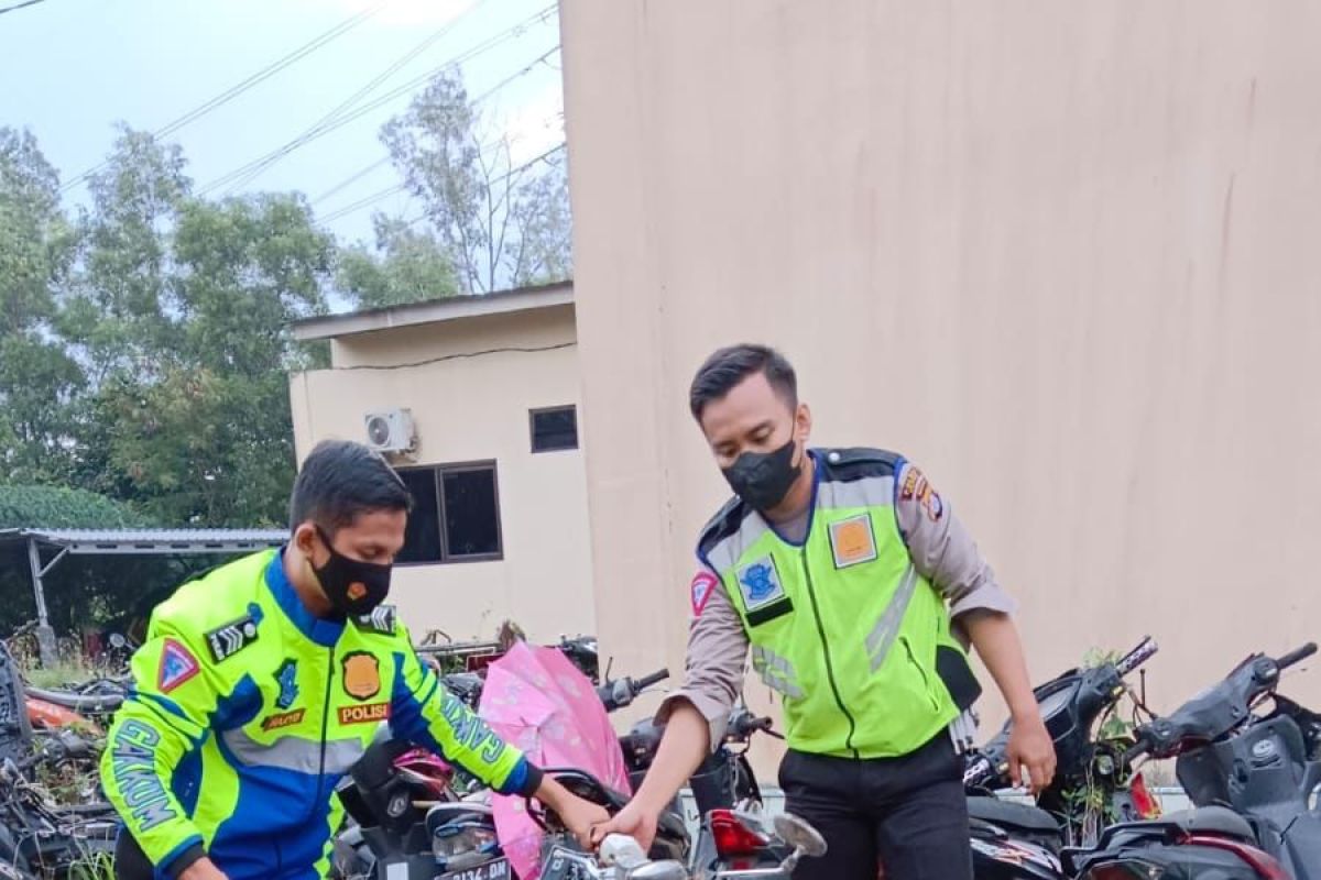 Satlantas Polres Cilegon evakuasi suami istri yang tewas akibat kecelakaan