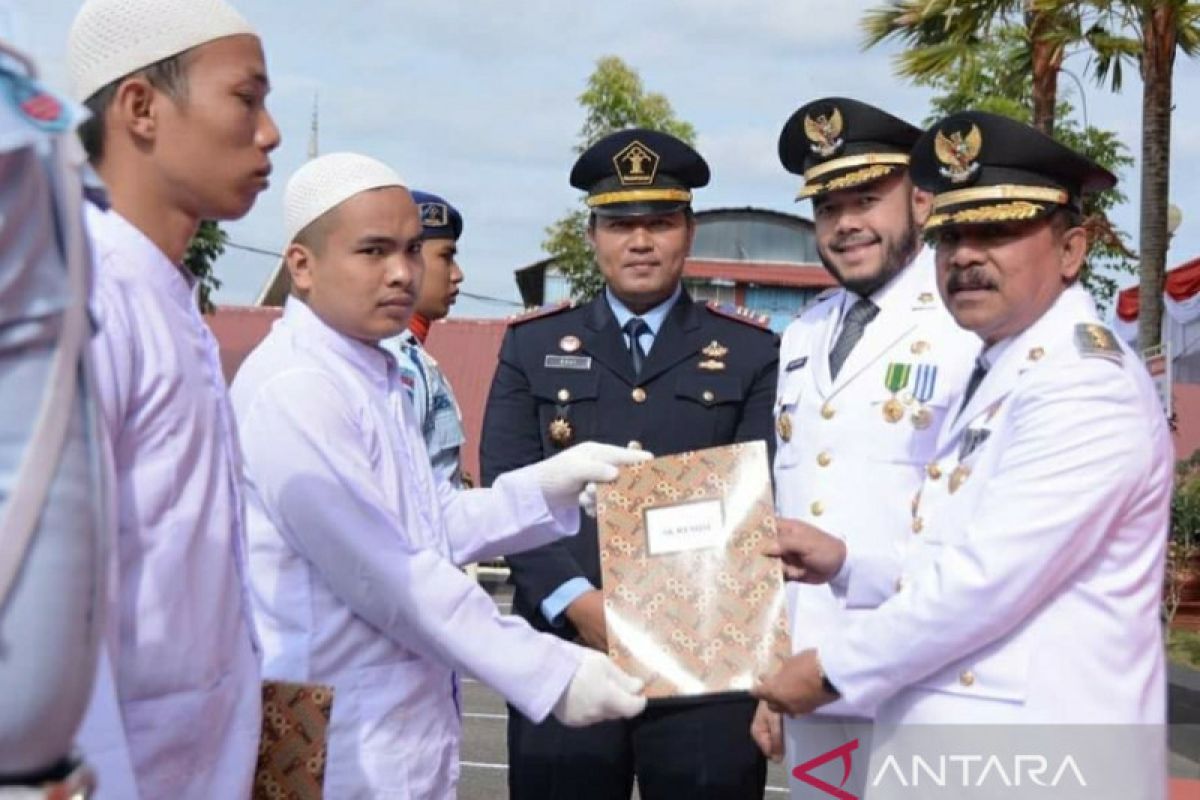 Wali Kota Fadly Amran serahkan surat remisi kepada WBP Rupajang