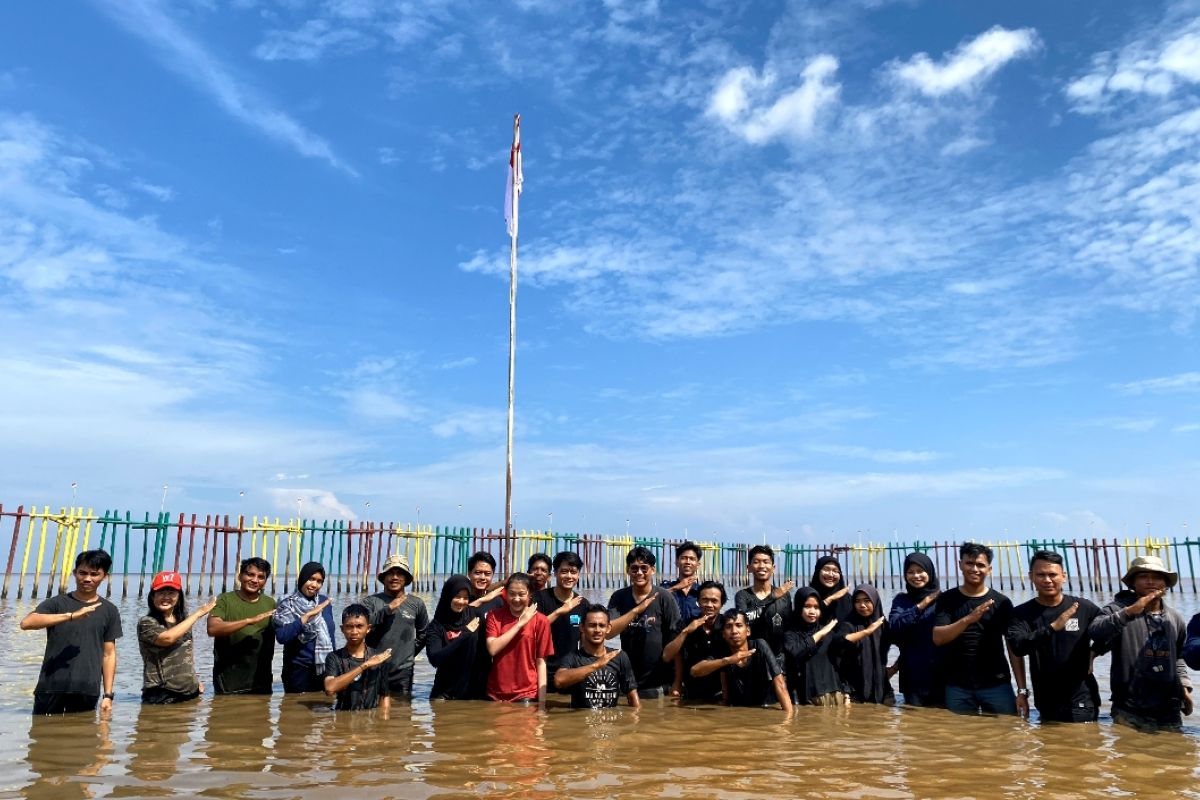 Kelompok Sadar Wisata Desa Sungai Kupah gelar Upacara HUT RI di pesisir pantai