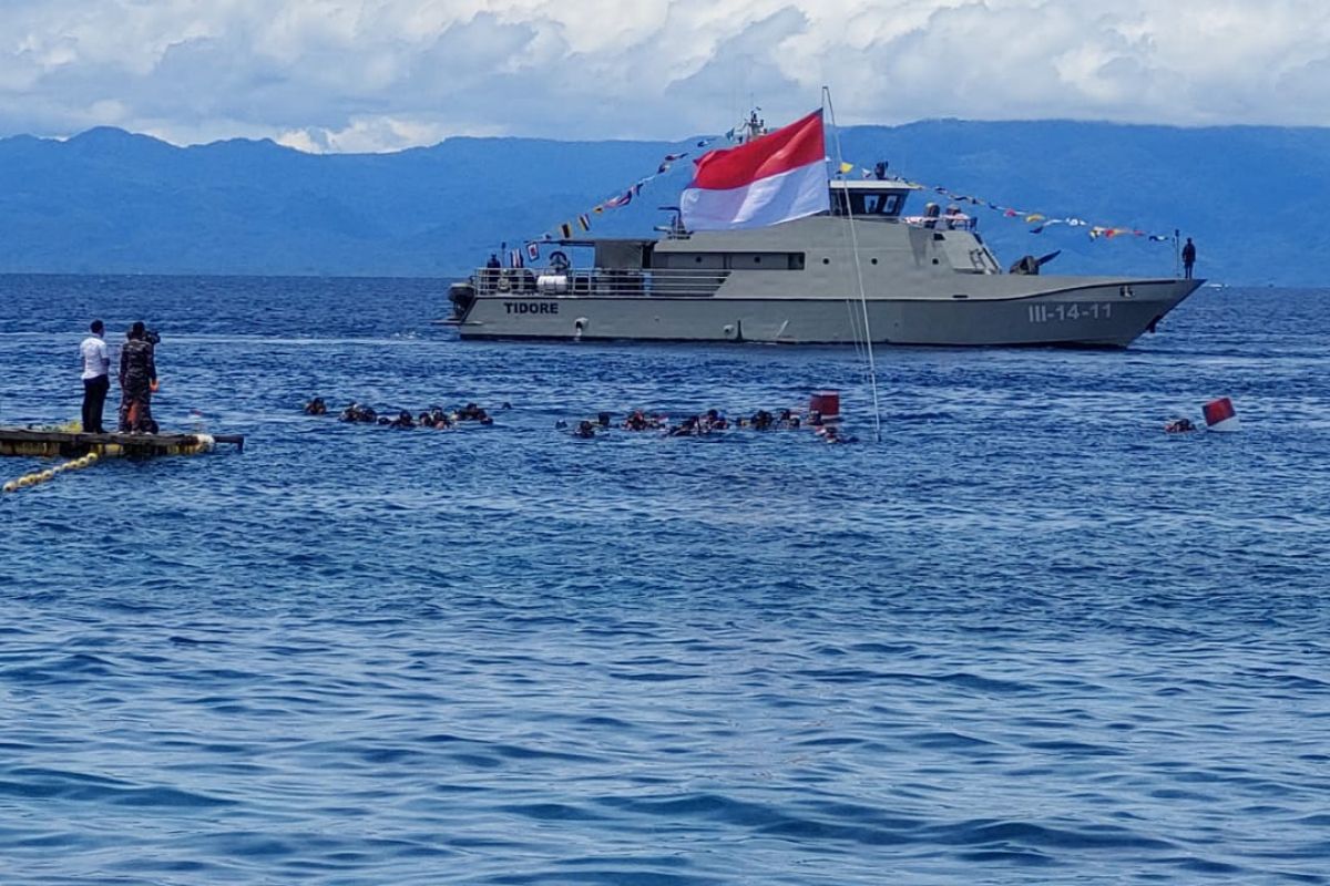 Sebanyak 77 penyelam Malut gelar upacara HUT Proklamasi di bawah laut