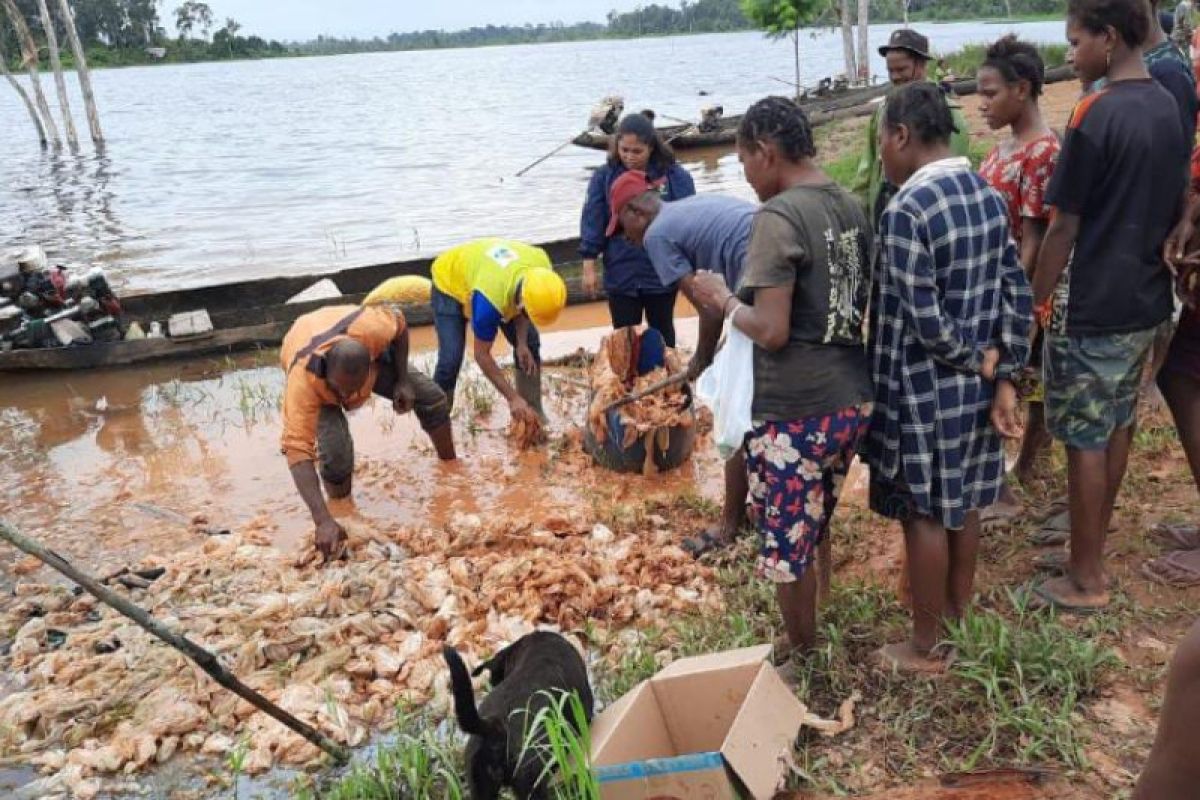 PT PAL gandeng masyarakat bersihkan Sungai Rawa Kasat Merauke dari sampah