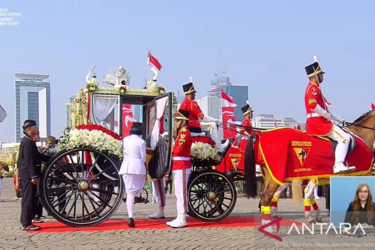 Duplikat bendera pusaka dan naskah proklamasi dibawa dengan kereta kencana