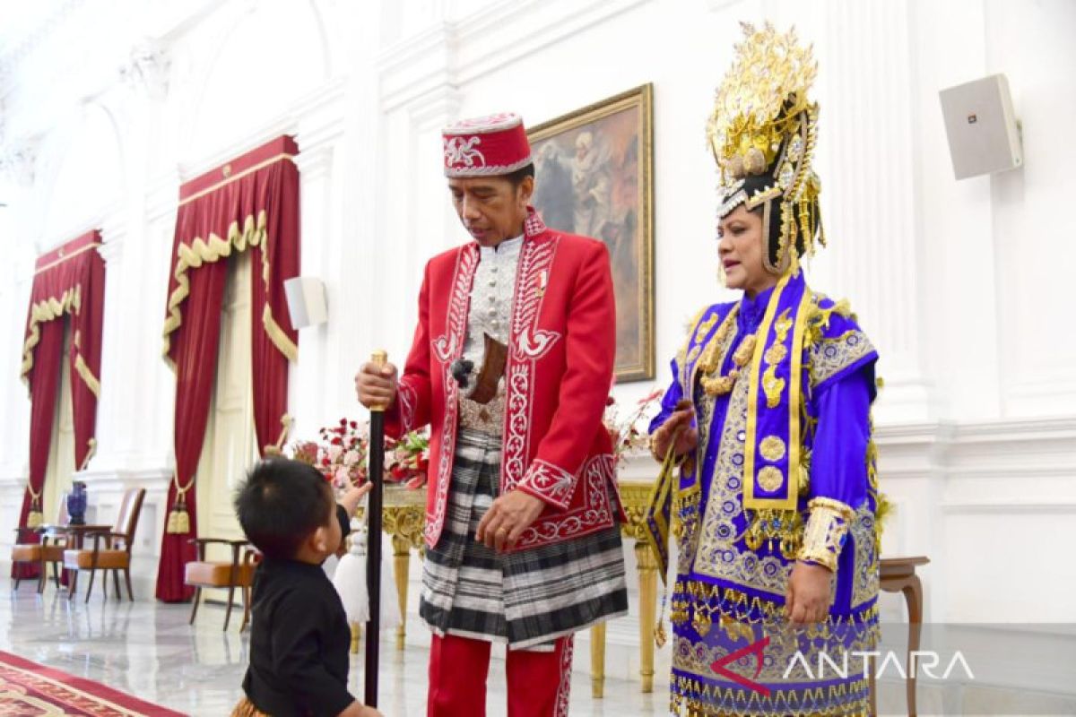 Kemerdekaan RI - Ibu negara Iriana Jokowi berpakaian adat Buton pada detik-detik proklamasi