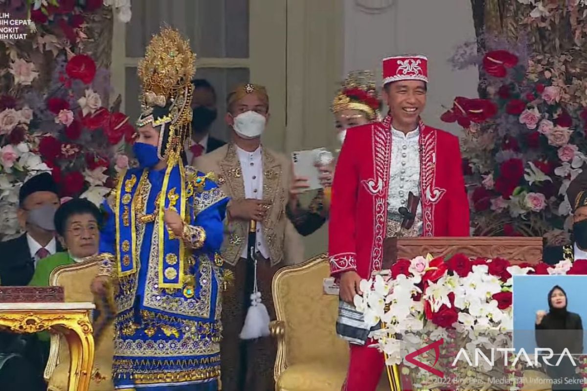 Jokowi terkekeh, Iriana berjoget lagu 'Ojo Dibandingke' dinyanyikan