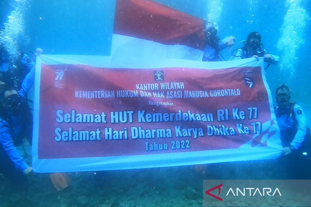 Kemenkumham Gorontalo kibarkan bendera merah putih di bawah laut