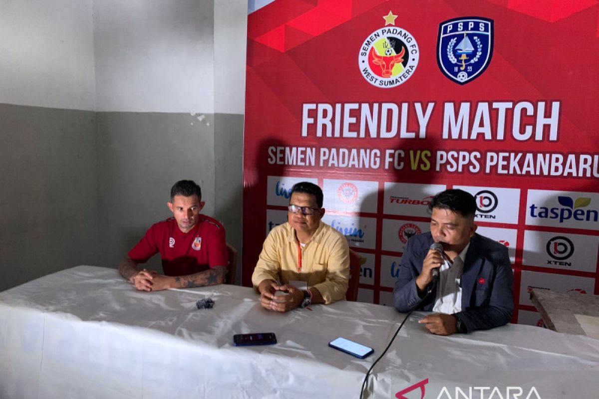 Pelatih: Pemain Semen Padang gagap bermain di Stadion Haji Agus Salim