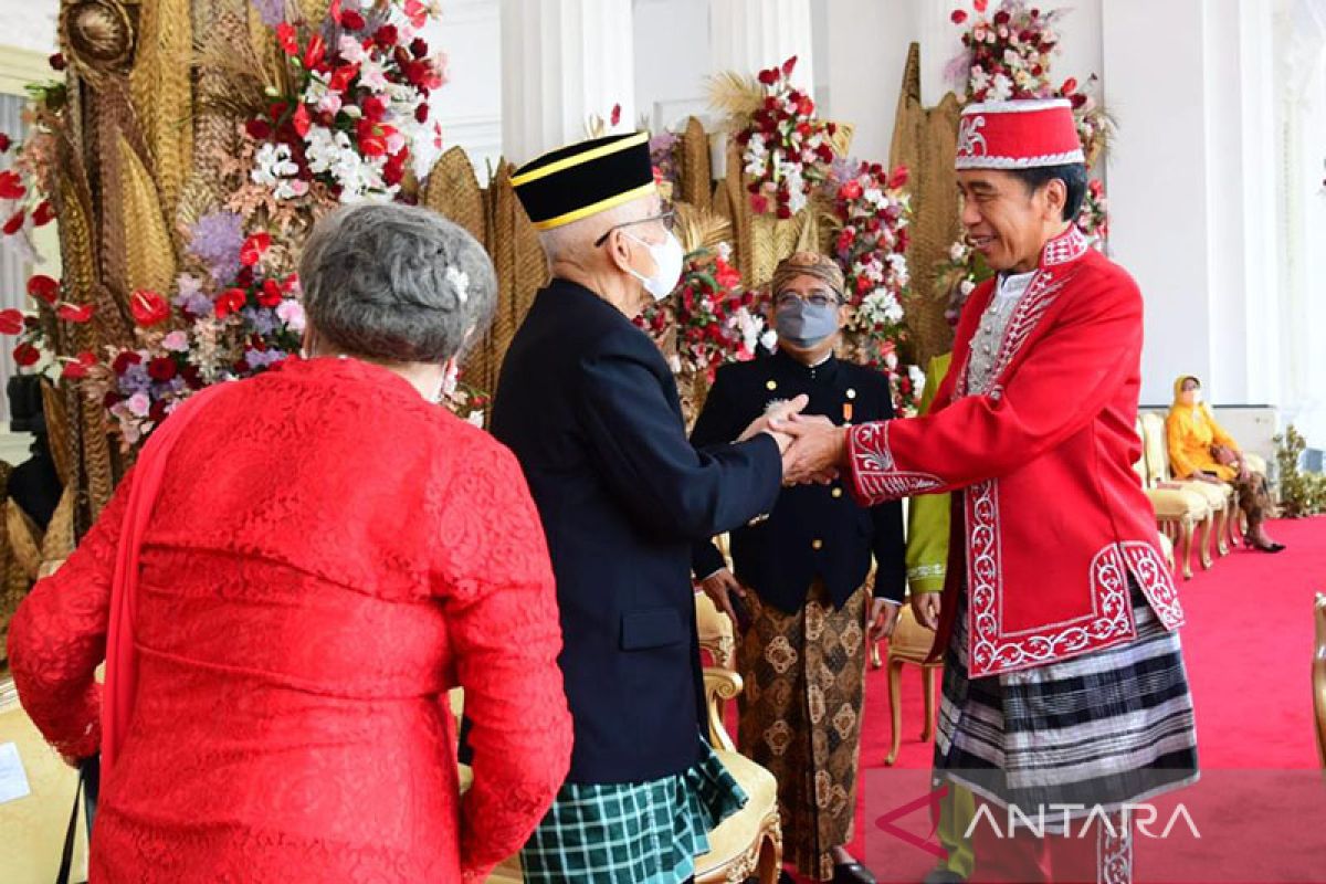 Presiden Jokowi kenakan baju adat Dolomani dari Sulawesi Tenggara saat HUT ke-77 RI