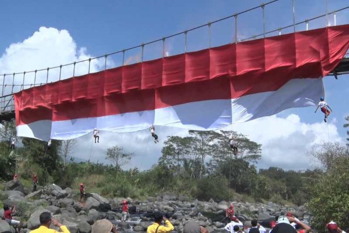 HUT RI. Enam anak Temanggung bentangkan bendera raksasa di Jembatan Sekrikil
