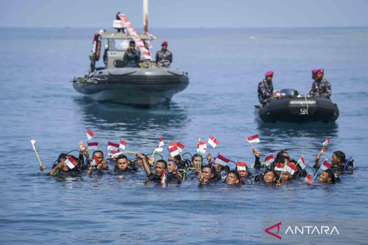 Tni Al Gelar Upacara Bendera Di Bawah Laut Serentak Di 77 Titik Di Nusantara Antara News