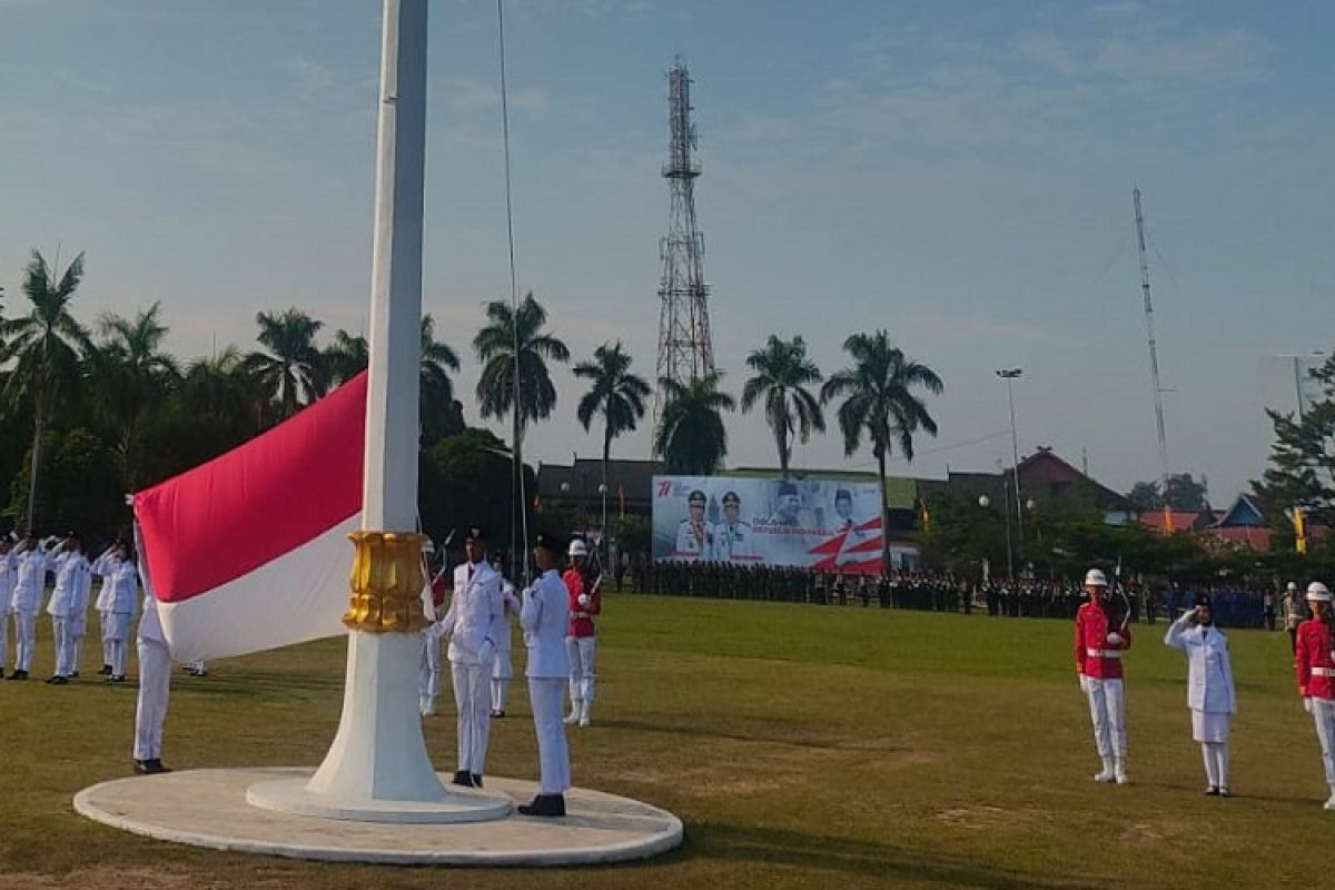 Paskibraka Provinsi Jambi tengah mengibarkan Bendera Merah Putih
