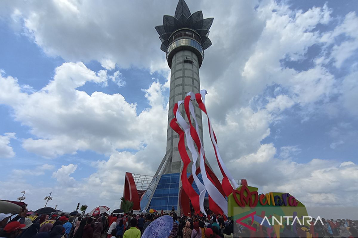 Perayaan HUT RI, Warga Banyumas kibarkan kain di Menara Teratai