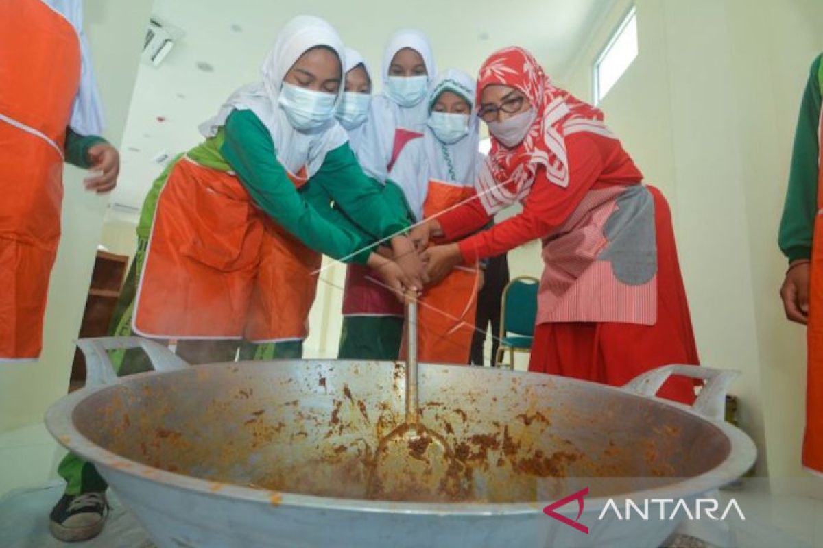 Pemkot Padang kenalkan cara memasak rendang kepada pelajar SD