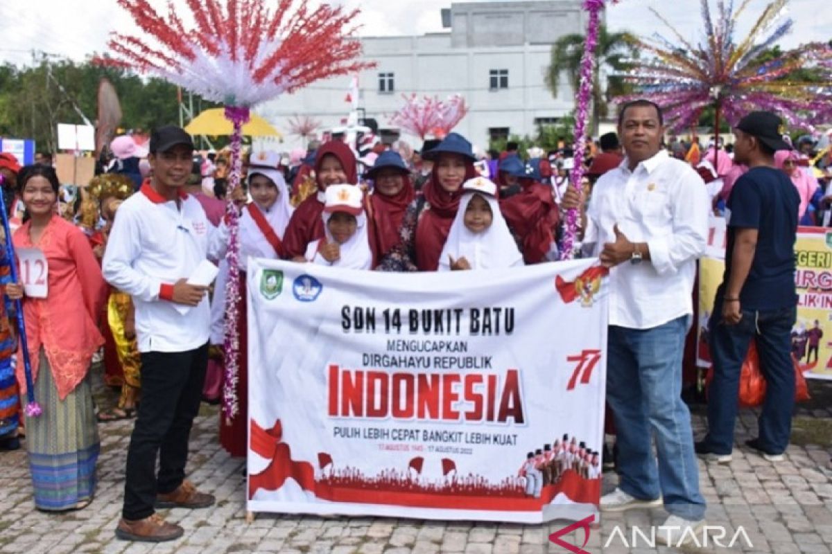 Ribuan peserta meriahkan pawai budaya di Kecamatan Bukit Batu