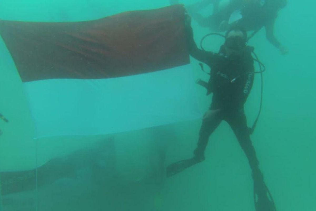 Lanal Kendari kibar Bendera Merah Putih di bawah Laut Pulau Bokori Konawe