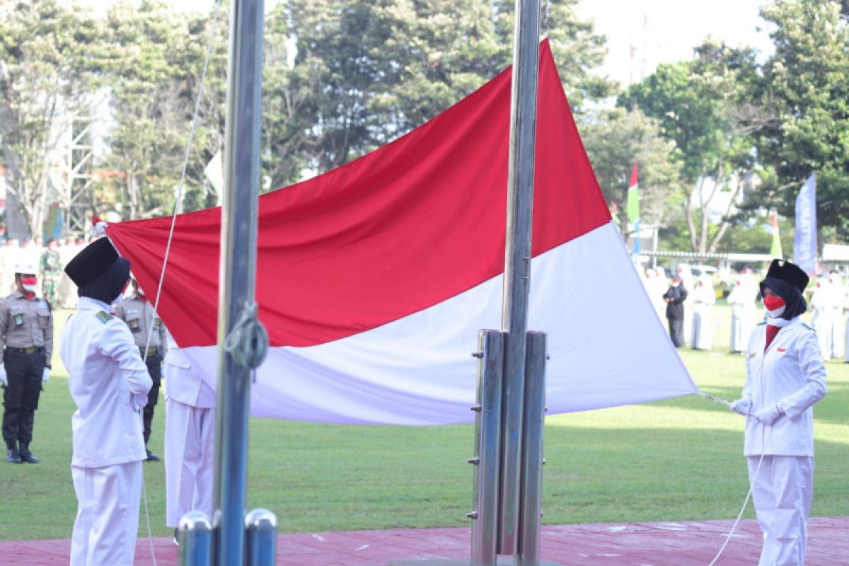 Siswa-siswi SLB kibarkan bendera Merah Putih pada Upacara HUT Ke-77 RI di Kilang Cilacap