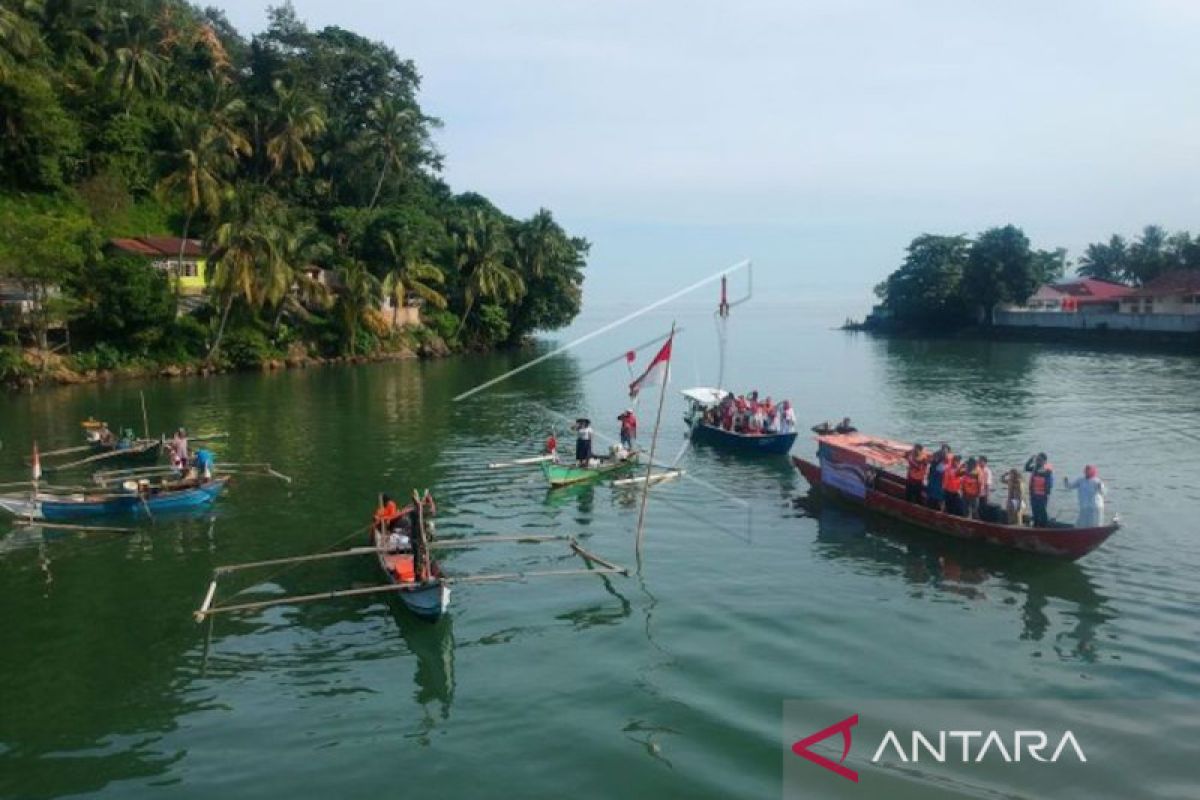 Warga Batang Arau Padang laksanakan upacara bendera di atas perahu