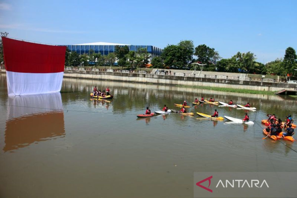 Perayaan HUT RI, relawan peduli sungai gelar upacara bendera di Kali Anyar Solo