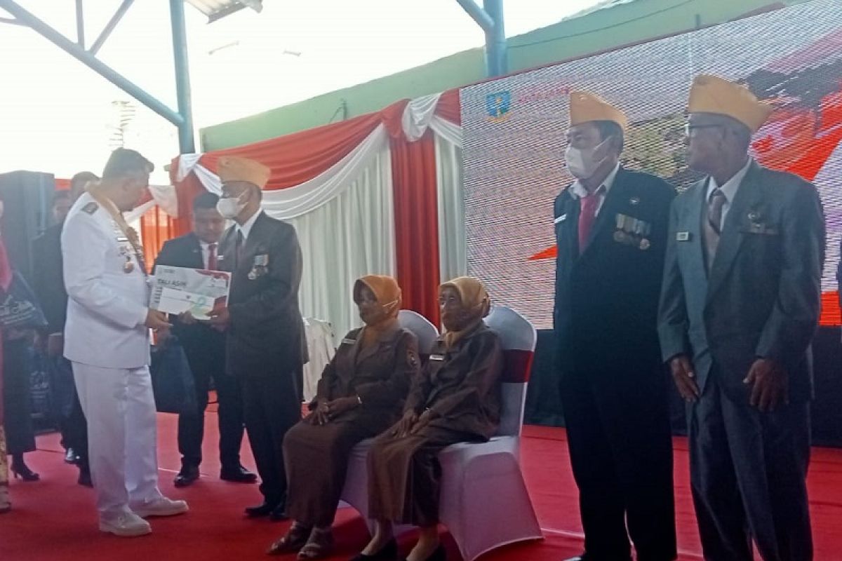 Wali Kota Jambi serahkan tali asih untuk anggota veteran