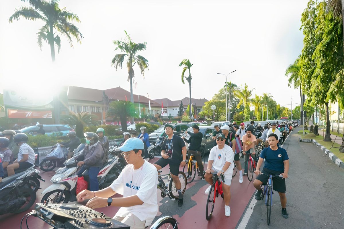 Disjoki Bali bermusik di atas sepeda keliling kota hibur masyarakat