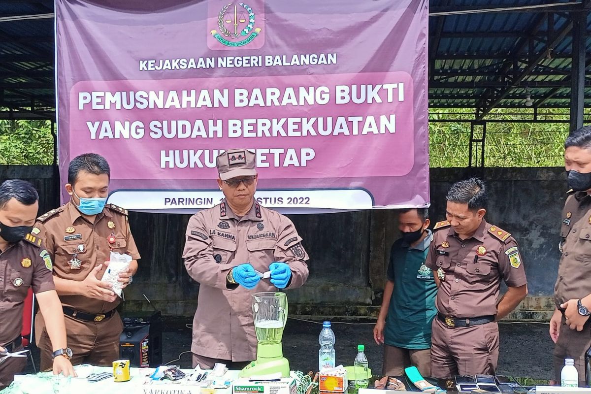 Kejari Balangan musnahkan puluhan gram sabu, ribuan obat-obatan