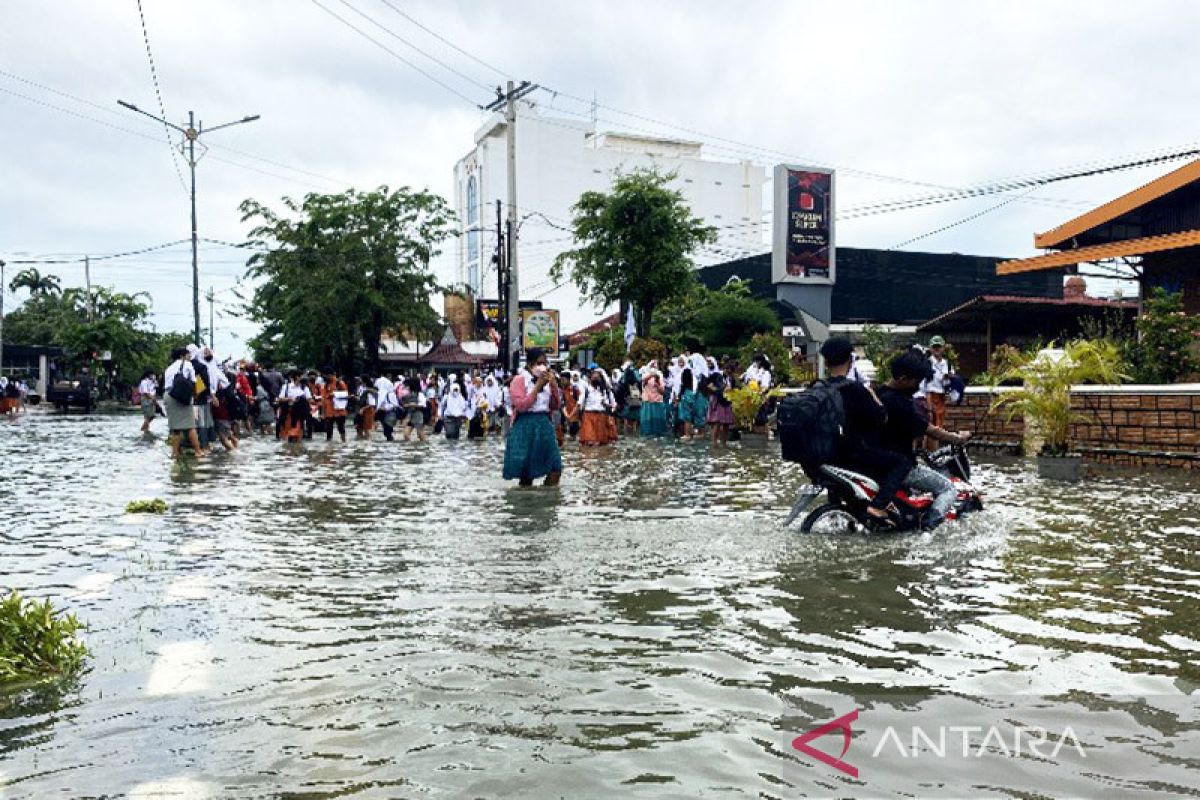 Hujan menyebabkan banjir di beberapa bagian Kota Medan